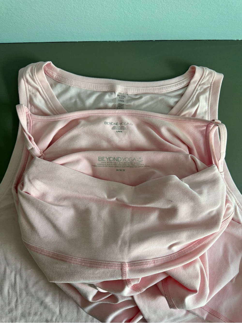 Beyond Yoga Full Set in Frosty Pink Heather – Tee (L) + Tank (L) + Leggings (M) - Picture 5 of 5